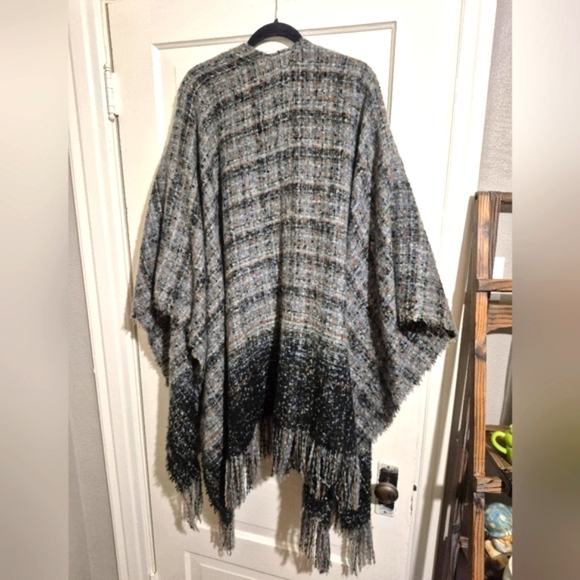 Max Edition Plaid Poncho with Fringe - Picture 5 of 5